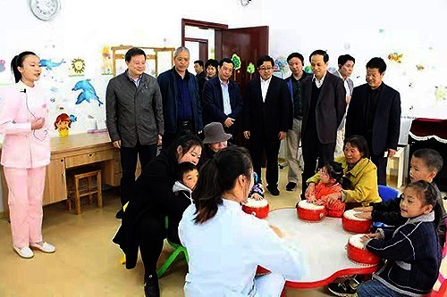 图为与会人员参观连云港市残疾儿童康复机构
